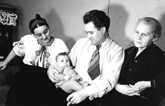 Борис Мокроусов с женой Марьяной, сыном Анатолием и матерью