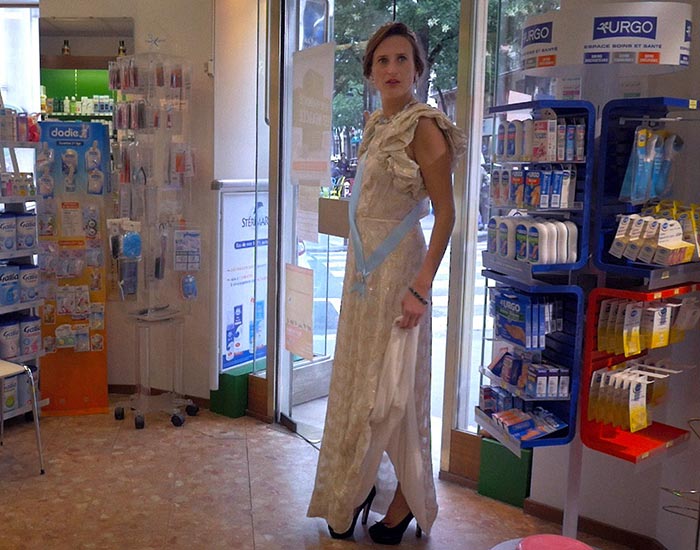 Камилла Коттен в фильме Идиотка - королева сердец