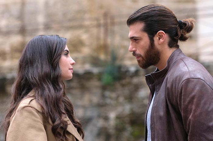 Джан Яман в сериале Фиолетовый как море