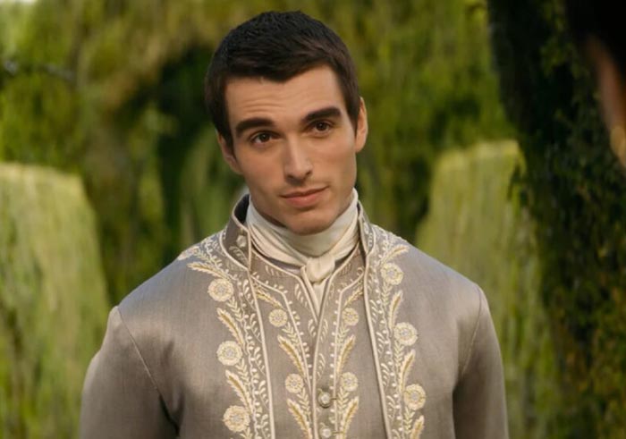 Кори Милкрист в роли Георга III