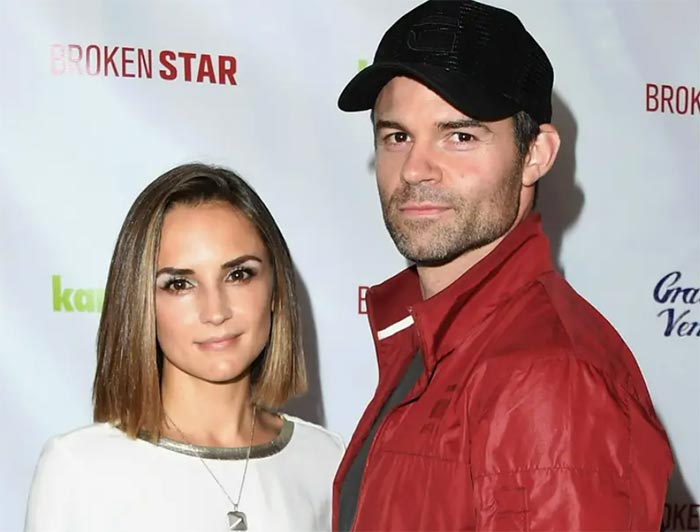 Порно фотосуреті ер адамның құлағына саусағы Онлайн секс-концерт порно видео