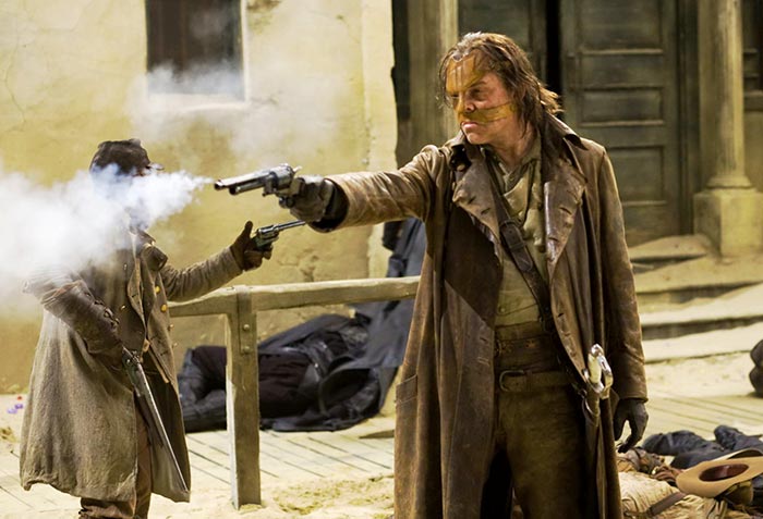 Дэнни Хьюстон в фильме Путь воина