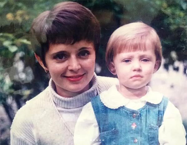Дарья Белодед в детстве с мамой