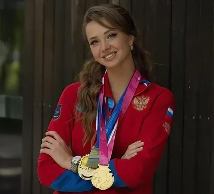 гимнастка Дарья Дубова