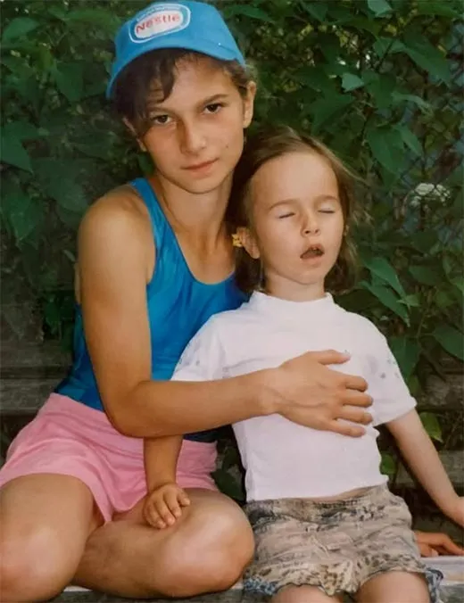 Дарья Непряева в детстве с сестрой Натальей