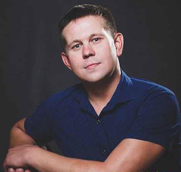 актер Денис Казаков