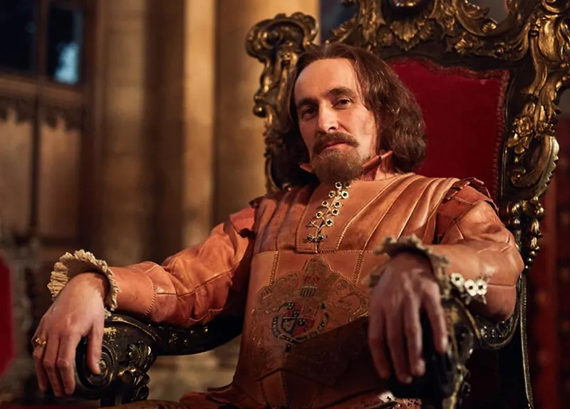 Дерек Ридделл в роли Якова I