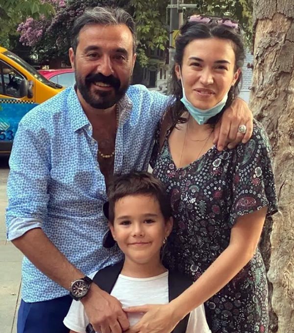 Эджем Озкая и Мустафа Юстюндаг с сыном