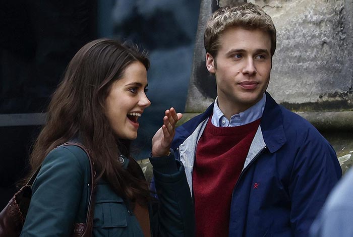 Эд Маквэй в сериале Корона