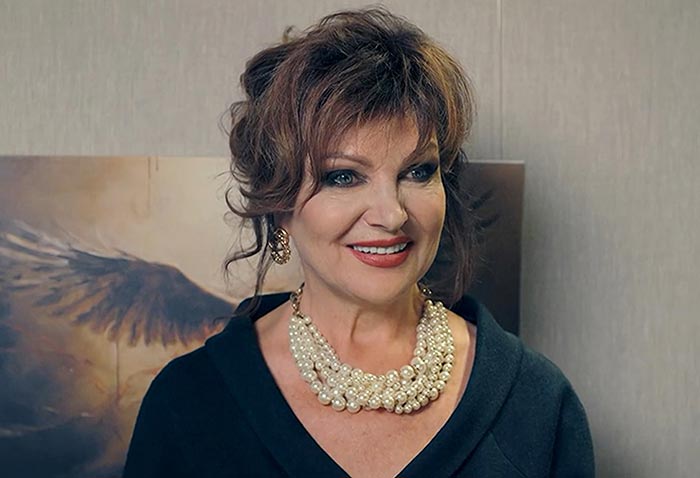 Елена Чарквиани в сериале Стой! Не то мама будет гадать