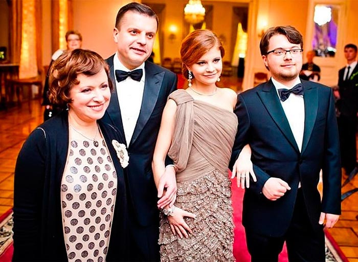 Елена Чекалова и Леонид Парфенов с детьми