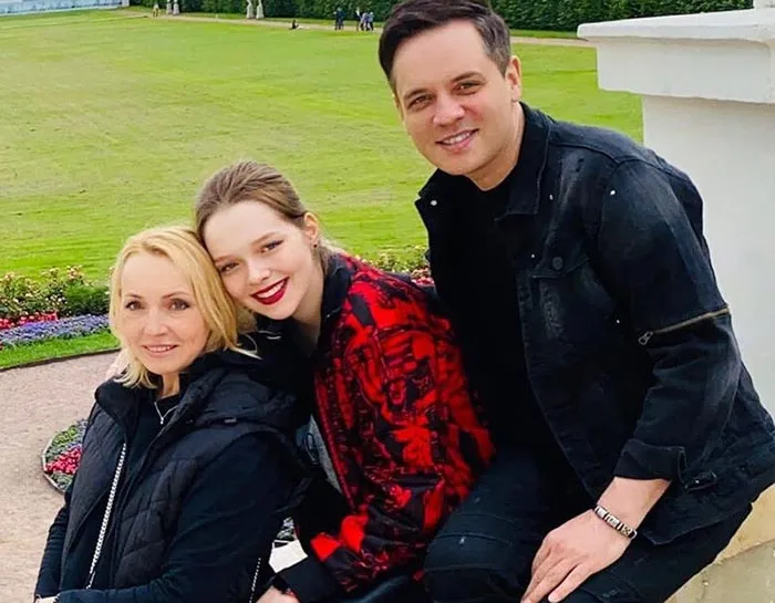 Елена Венгржиновская и Александр Асташёнок с дочерью Викторией