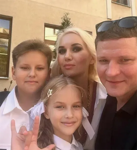 Элли Бикеева и Сергей Жарков с детьми