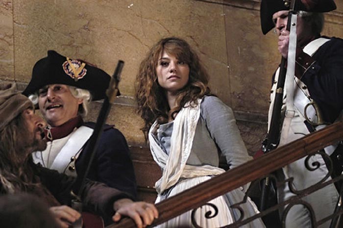 Эмили Декенн в фильме Шарлотта Корде