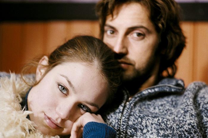 Эмили Декенн в фильме Пока не станет слишком поздно