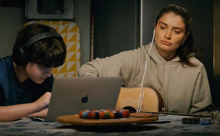 Ив Хьюсон в фильме Флора и сын
