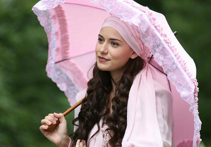 Фахрие Эвджен в сериале Королёк - птичка певчая