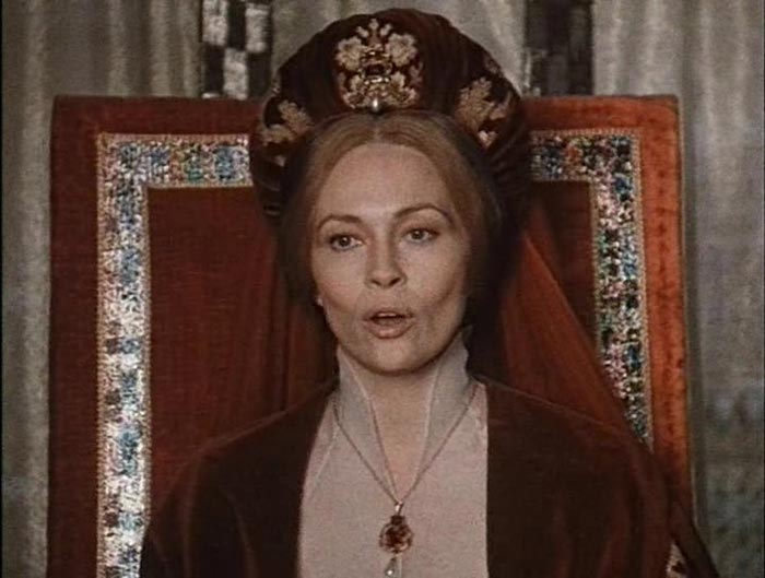 Фэй Дануэй в роли Изабеллы Кастильской