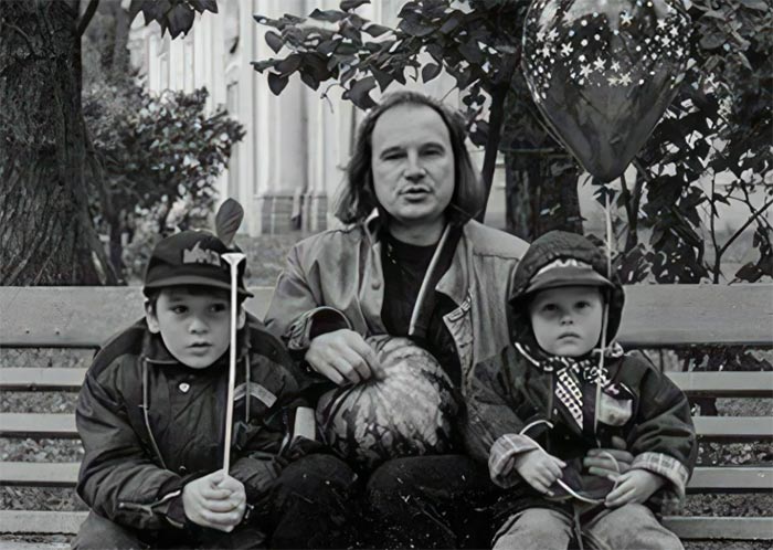 Федор Балабанов в детстве с отцом и братом