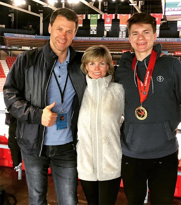 Максим Наумов с родителями