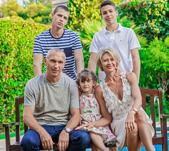 Олег Протасов с женой и детьми