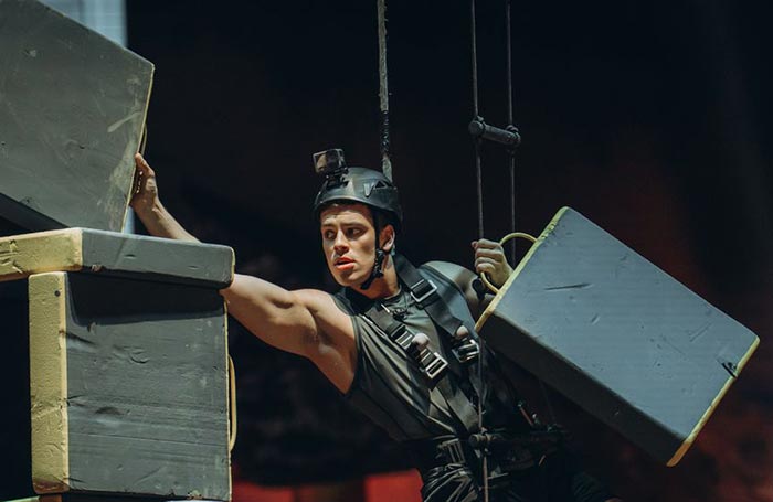 Георгий Славороссов в шоу Титаны