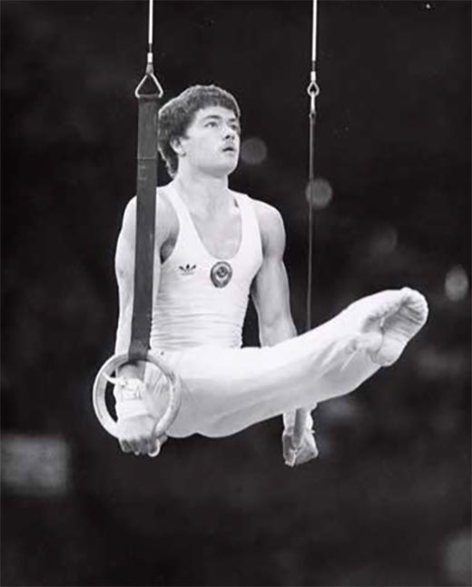 гимнаст Владимир Артемов на кольцах