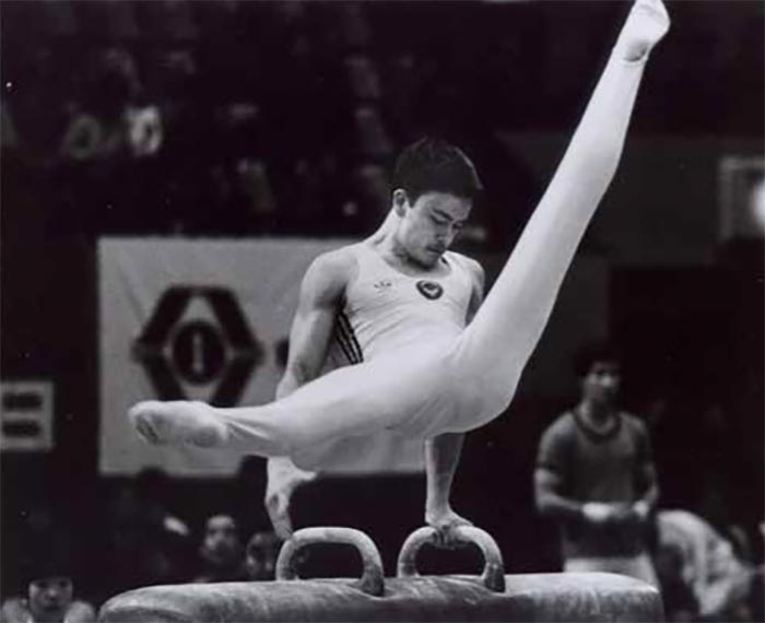 гимнаст Владимир Артемов на коне