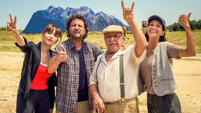 Джулия Бевилакуа в фильме Увидеть Париж и...