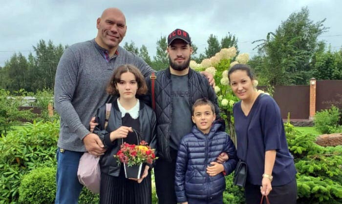 Григорий Валуев с родителями, братом и сестрой