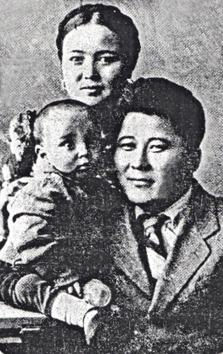 Халел Шаженов с женой и сыном