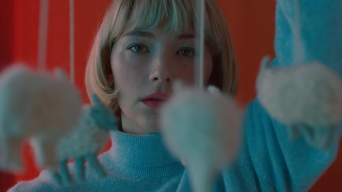 Хейли Беннетт в фильме Глотай