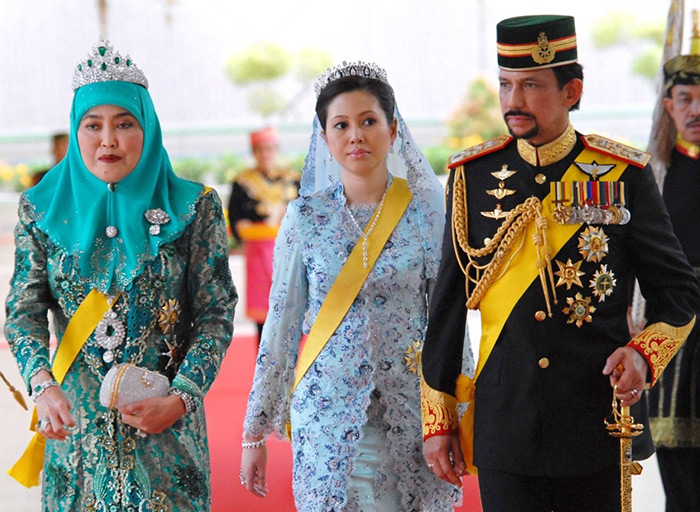 Хассанал Болкиах с женами