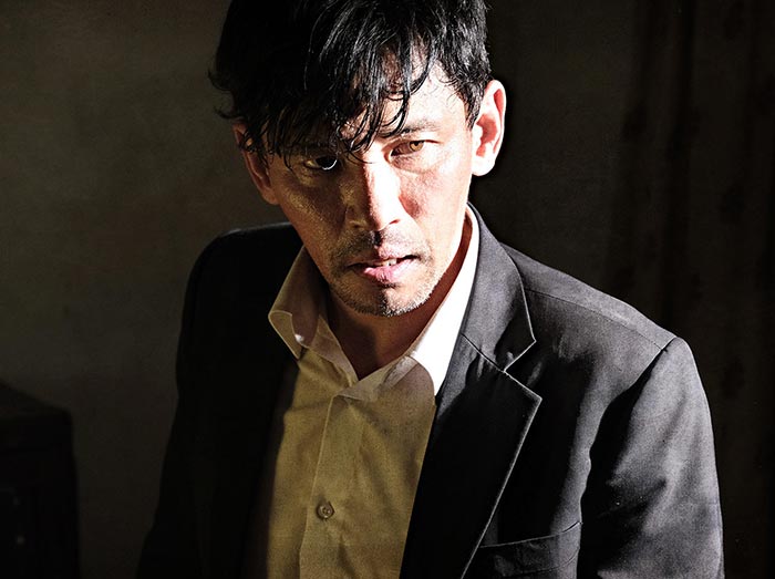 Хван Джон Мин в фильме Избави нас от лукавого