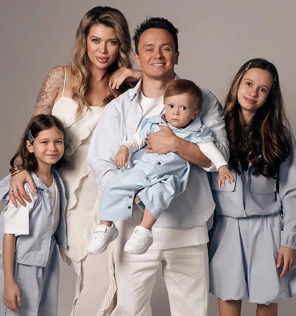 Илья Соболев с женой и детьми