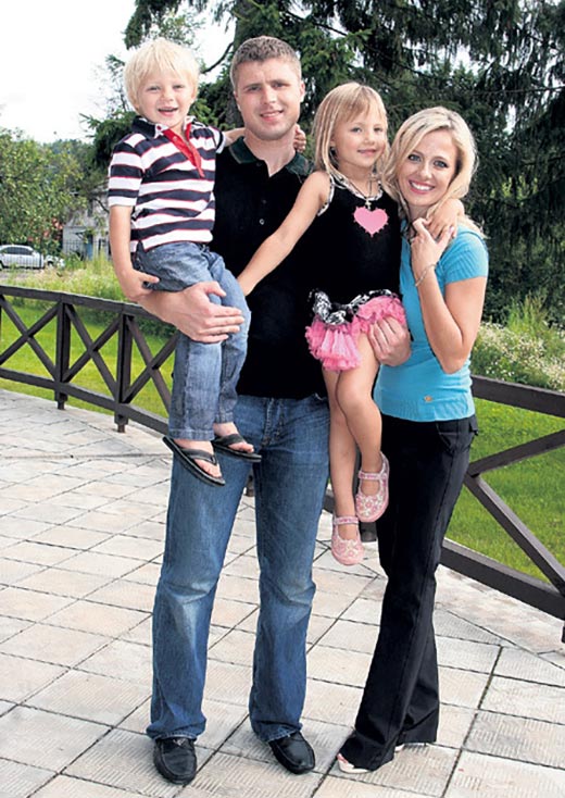 Илья Брызгалов с женой и детьми