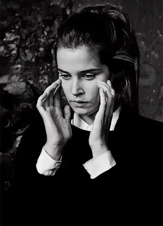 Инга Ибсдоттер Лиллесас в фильме Женщины в мужских рубашках свободного покроя