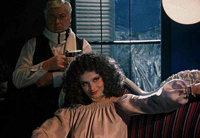 Ирена Кряузайте в роли госпожи Мозес в фильме Отель «У погибшего альпиниста»