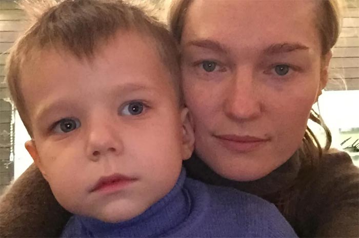 Иван Агранович в детстве и мать Виктория Толстоганова