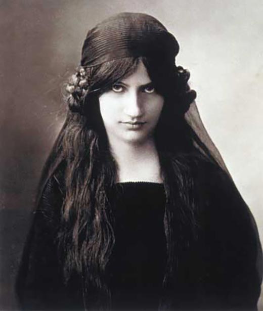 Жанна Эбютерн