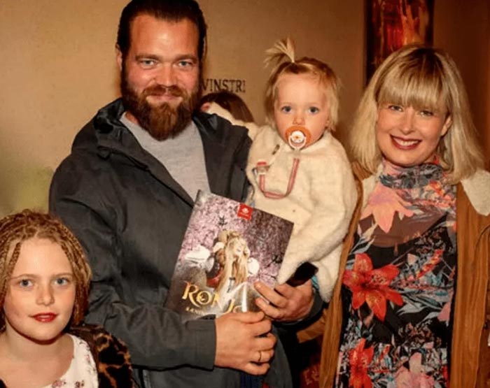 Йоханнес Хёйкьюр Йоханнессон с женой и детьми