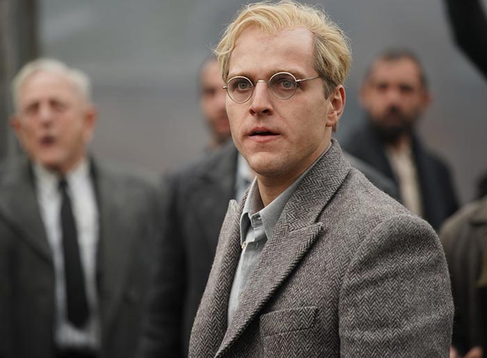 Йонас Дасслер в фильме Бонхёффер: Пастор, шпион, убийца