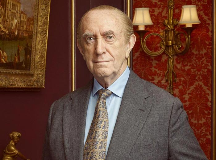 Джонатан Прайс в роли принца Филиппа