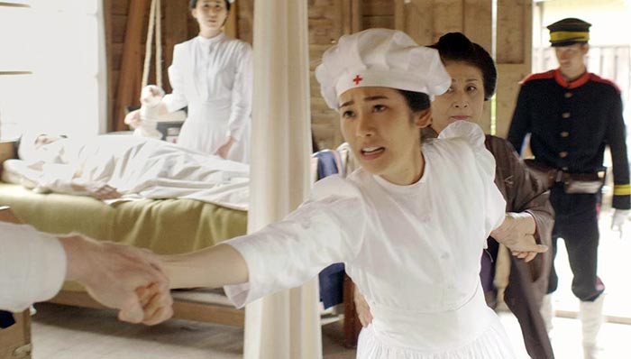 Дзюнко Абэ в фильме В плену у сакуры