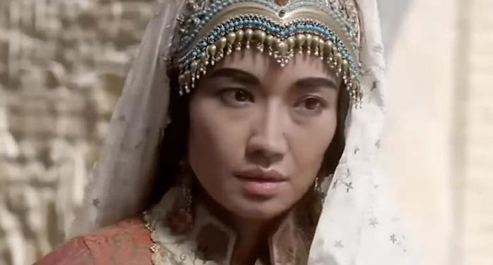 Карлыгаш Мухамеджанова в фильме Золотой трон