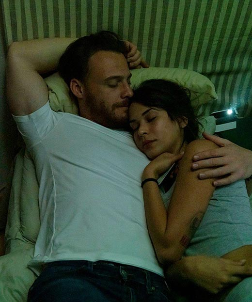 Керем Бюрсин в фильме Голубая пещера