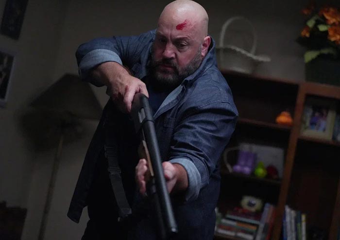 Кевин Джеймс в фильме Взвести курки