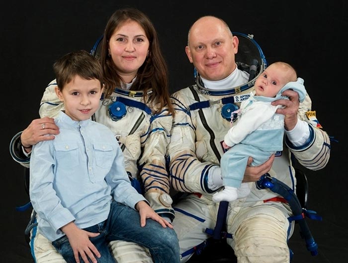 Олег Артемьев с женой и детьми
