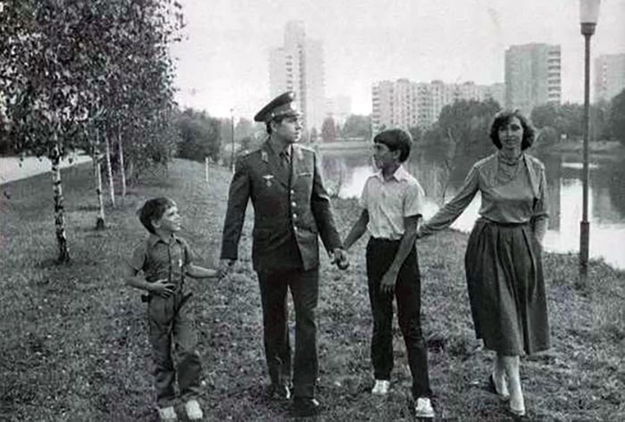 Сергей Волков в детстве с родителями и братом