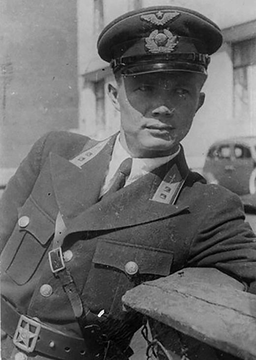 военный летчик Леонид Хрущёв